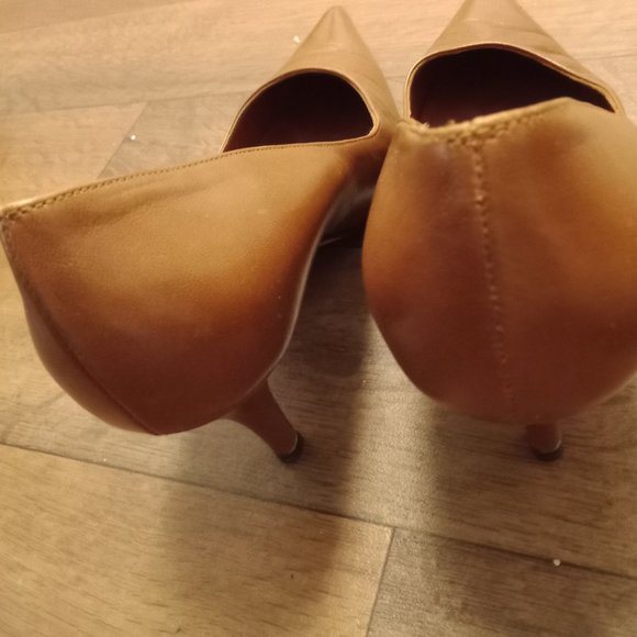 Brunomagli Leather Pointed Toe Women's Pumps - Picture 4 of 6